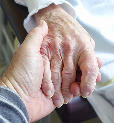 Hand eines alten Menschen, Pflegedienst Berglern, Würdevolles Leben, Sylke Börner